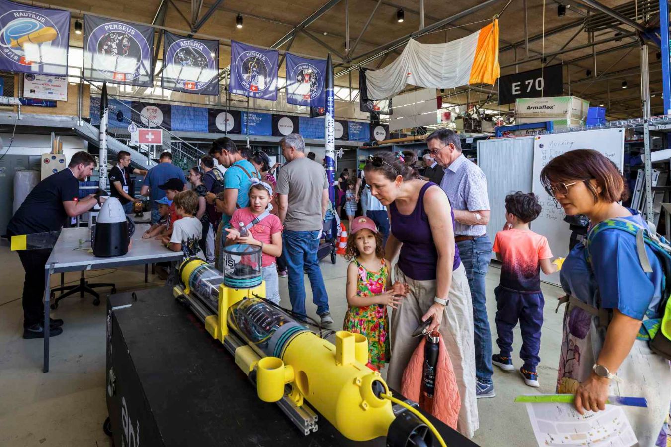 Staunen im Hangar von Aris, dem Verein für raumfahrtbegeisterte Studierende, die Raketen, Satelliten und Roboter bauen und weiterentwickeln.
